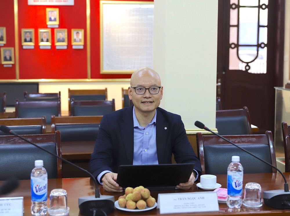 GS.TS. Trần Ngọc Anh phát biểu trao đổi tại buổi làm việc.