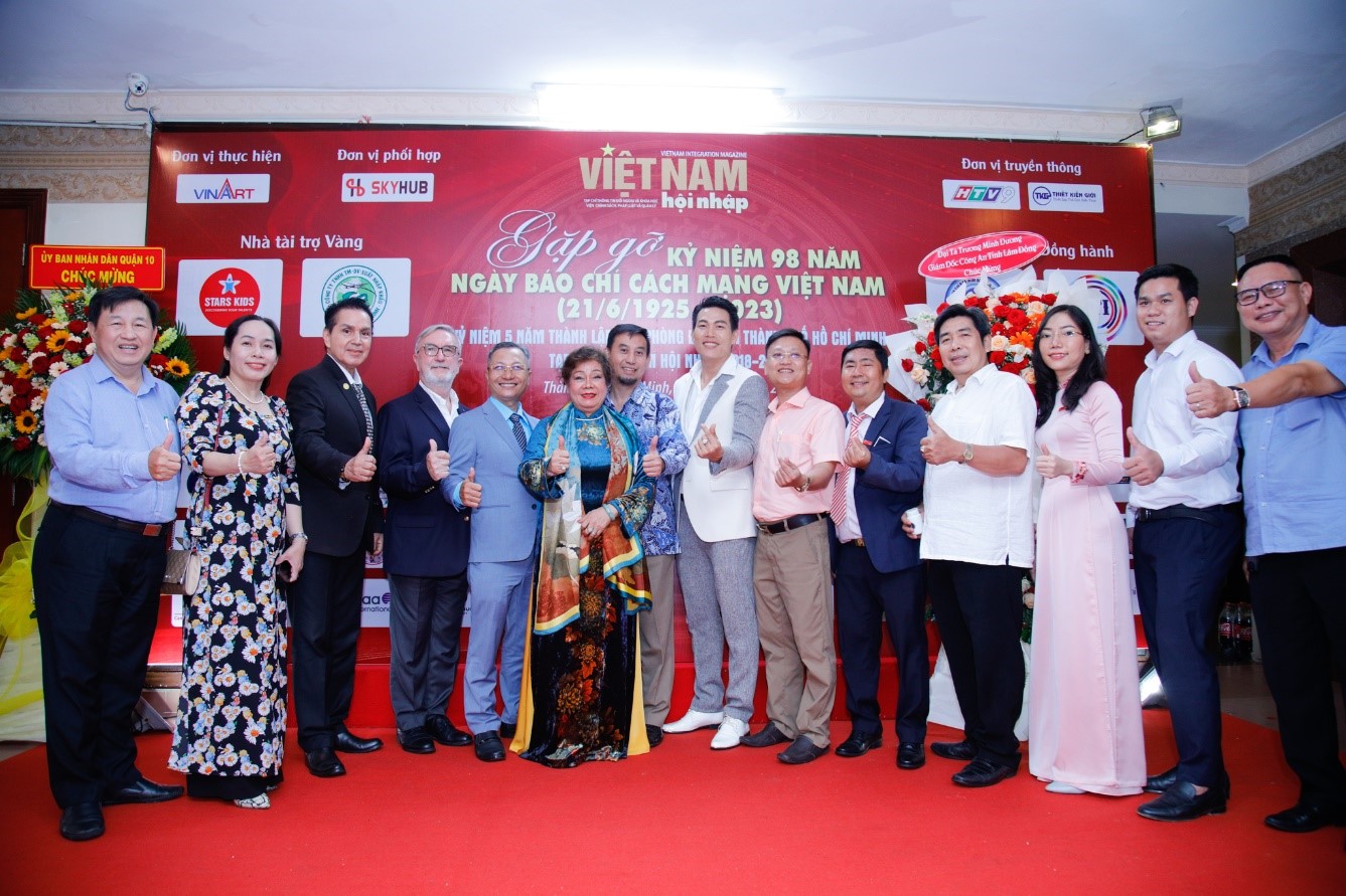 Ca sĩ Quách Beem cùng các khách mời trong sự kiện kỷ niệm Ngày Báo Chí Cách Mạng Việt Nam