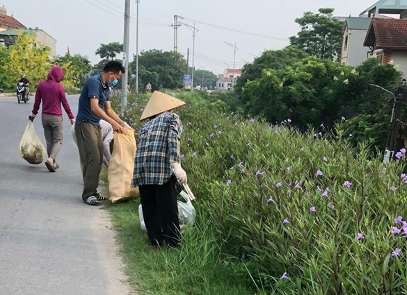 Người dân tham gia thu gom rác tại các tuyến đường.