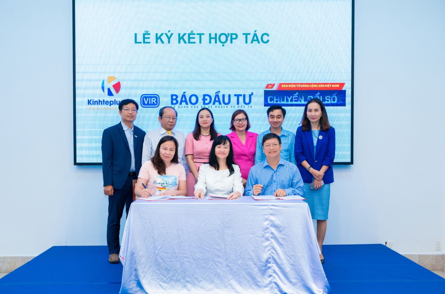 Bà Nguyễn Phương Loan (KinhtePlus), Bà Dươg Tường Nhi và Ông Trần Quý ký kết bảo trợ truyền thông cho cuộc thi