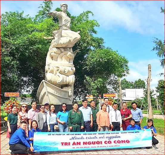 Đoàn công tác hành trình về nguồn đến dân hương, dâng hoa tại Đền tưởng niệm Anh hùng Nguyễn Trung Trực