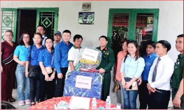 Tặng quà cho gia đình ông Nguyễn Văn Tám 
