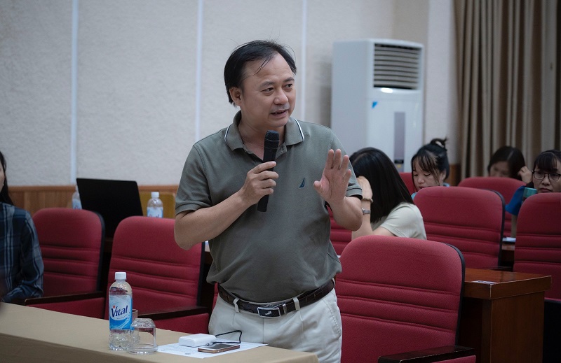 TS. Tạ Quang Tuấn, Phó Tổng Biên tập Tạp chí Quản lý nhà nước trao đổi tại Tọa đàm.