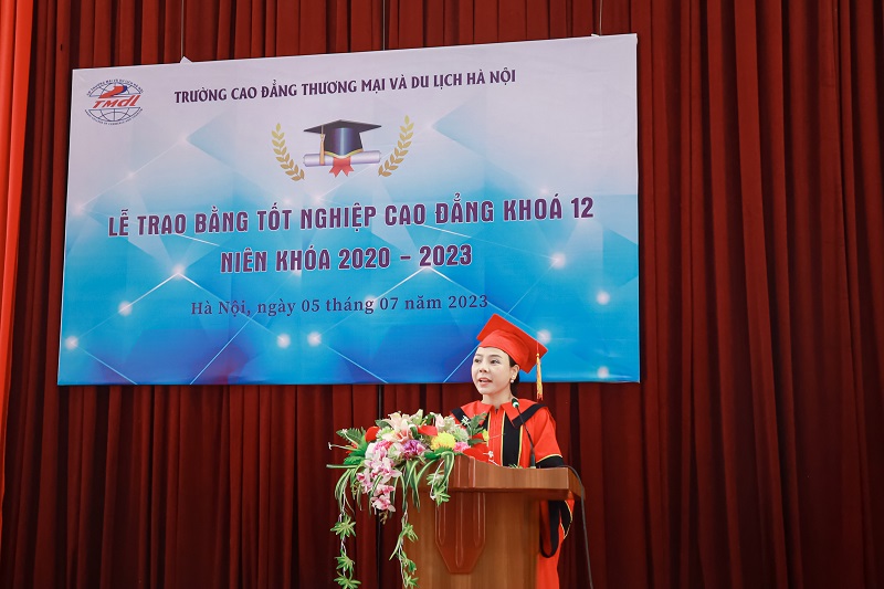 Trịnh Thị Thu Hà, Bí thư Đảng ủy, Hiệu trưởng Nhà trường chia sẻ tại buổi lễ.800