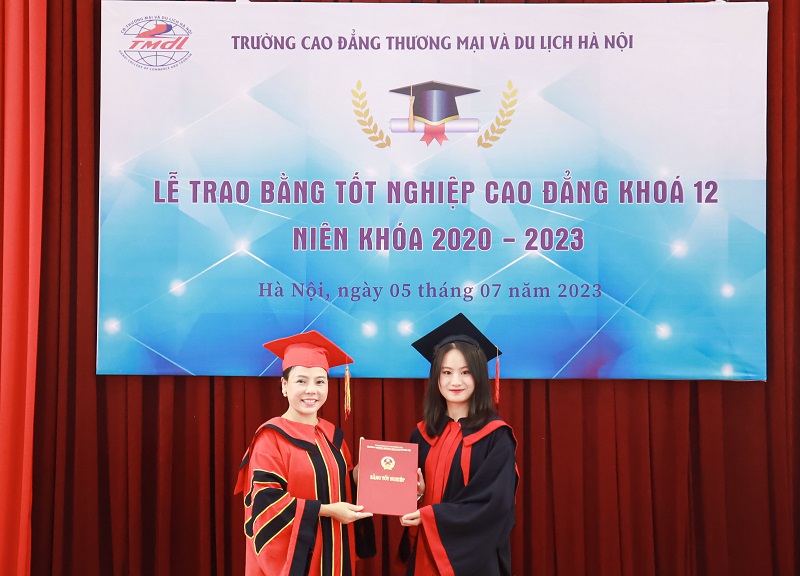 Hiệu trưởng Trịnh Thị Thu Hà trao bằng cho tân cử nhân Chu Thị Lan Anh, lớp Quản trị Du lịch 12A3 tốt nghiệp loại Xuất sắc.