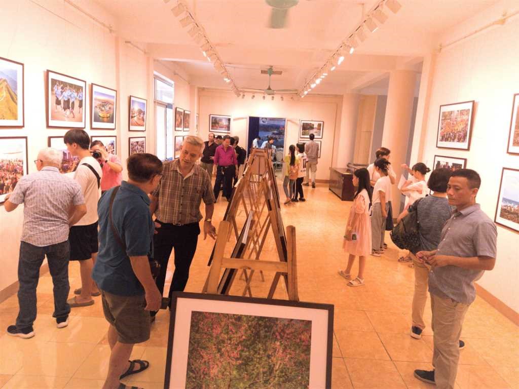 67 tác phẩm ảnh của 33 tác giả là các nhiếp ảnh chuyên và không chuyên trên địa bàn tỉnh Quảng Ninh tại buổi triển lãm. Ảnh: Cổng thông tin điện tử tỉnh Quảng Ninh.