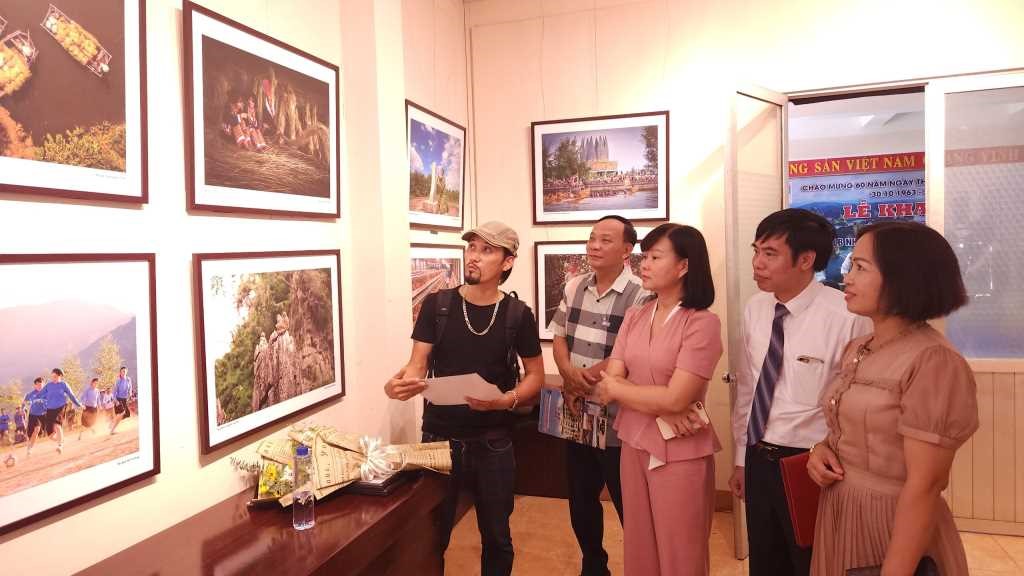 Các đại biểu tham quan và lắng nghe giới thiệu về các tác phẩm tại triển lãm. Ảnh: Cổng thông tin điện tử tỉnh Quảng Ninh.