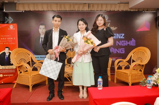 Anh Nam Orica (bên trái), MC Nguyễn Trang Linh và đại diện công ty chị Mai Linh(bên phải)