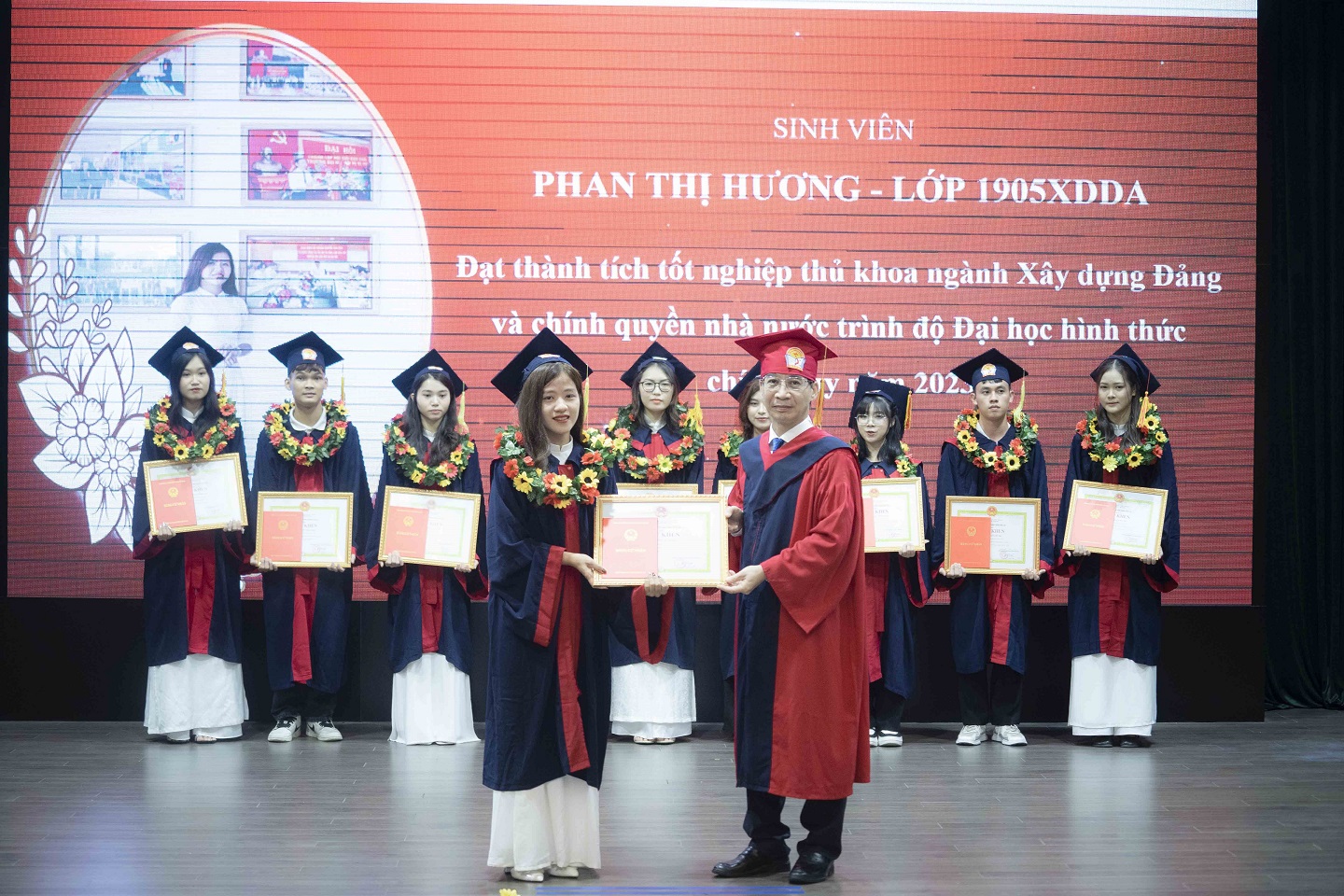 PGS.TS. Lương Thanh Cường trao giấy khen và bằng tốt nghiệp cho thủ khoa các ngành và chuyên ngành tốt nghiệp năm 2023.