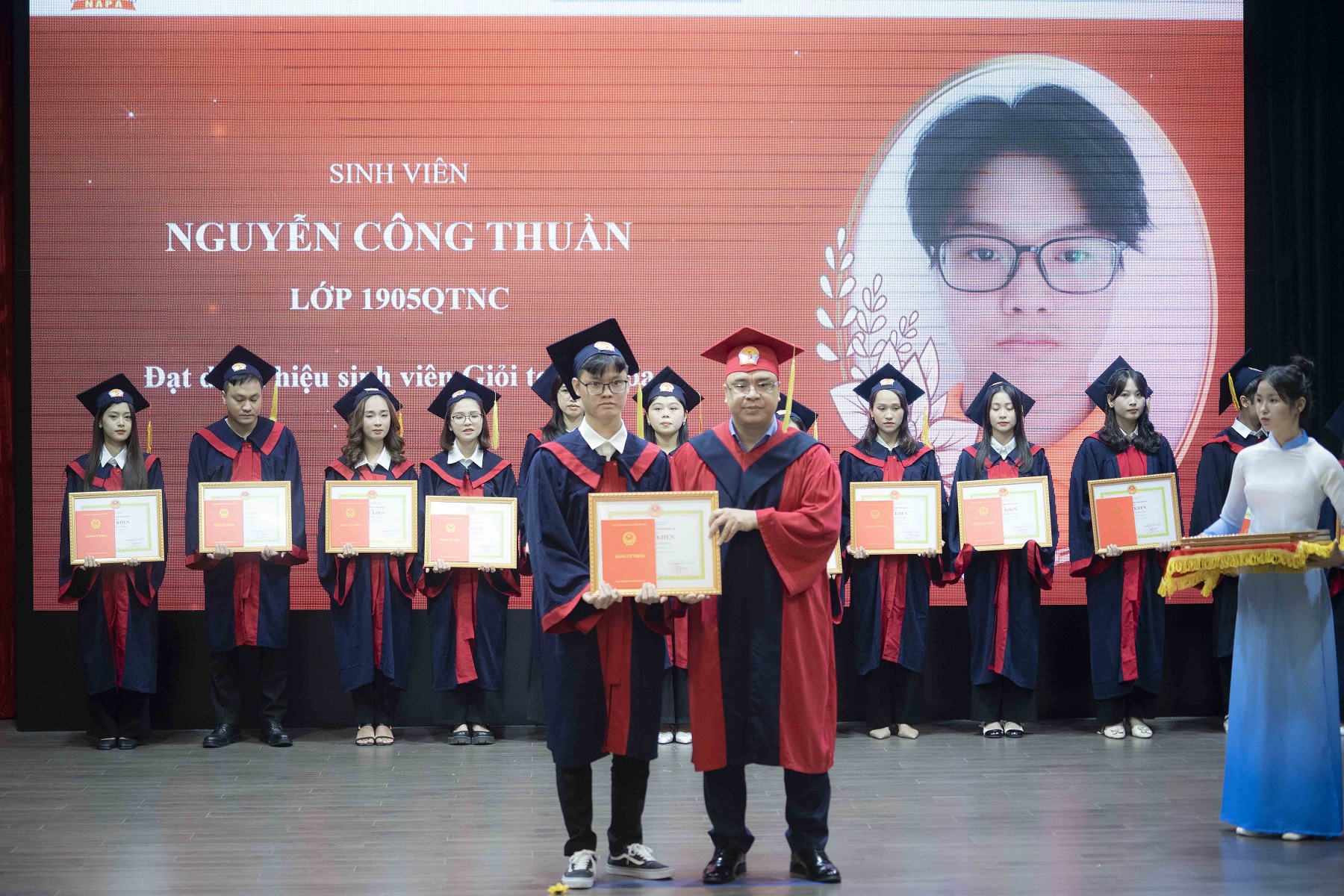 PGS.TS. Nguyễn Quốc Sửu, Phó Giám đốc Học viện trao giấy khen bằng tốt nghiệp cho sinh viên giỏi các ngành và chuyên ngành tốt nghiệp năm 2023.