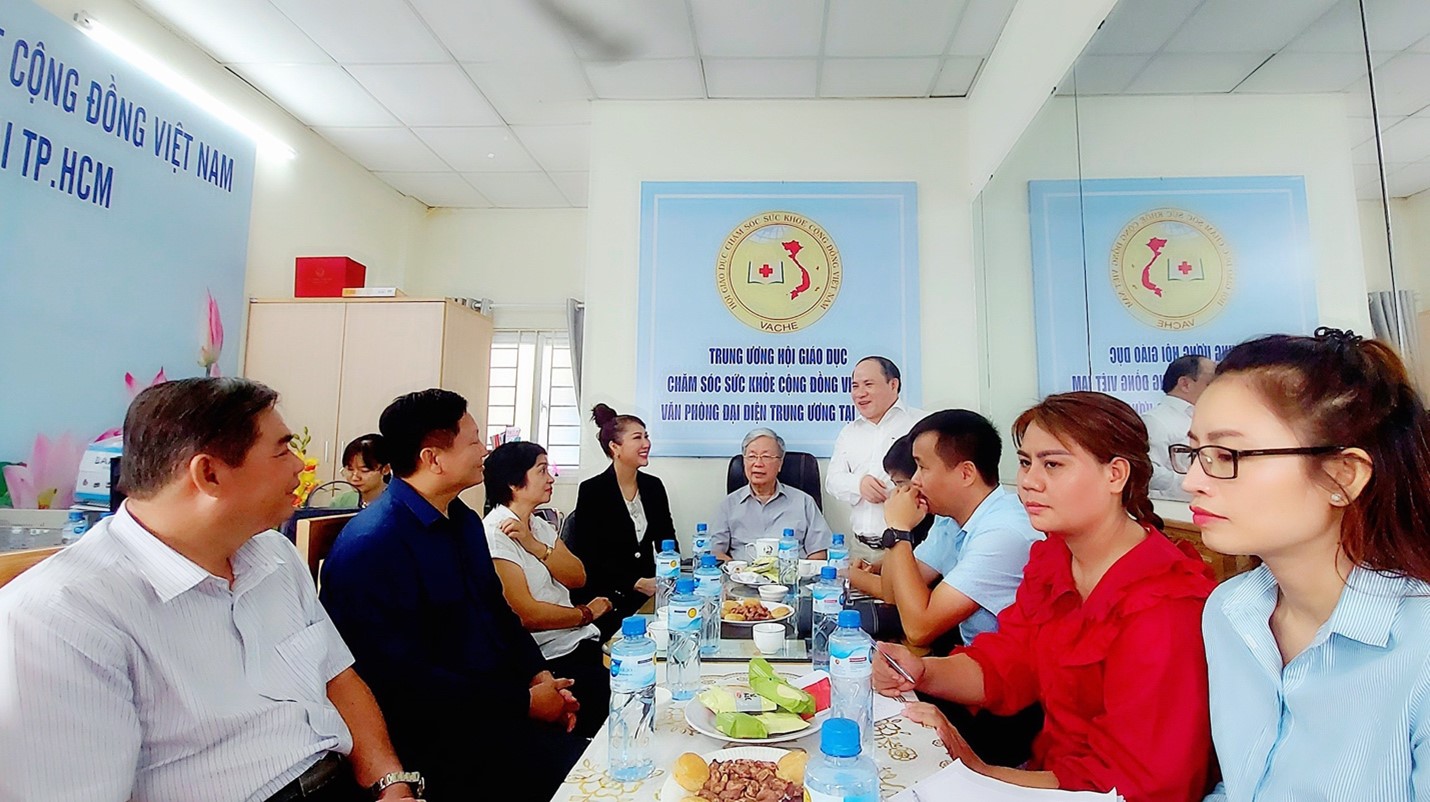 Ông Phạm Đình Vương điều hành buổi họp mặt nhân dịp Chủ tịch Trung ương Hội ghé thăm làm việc.