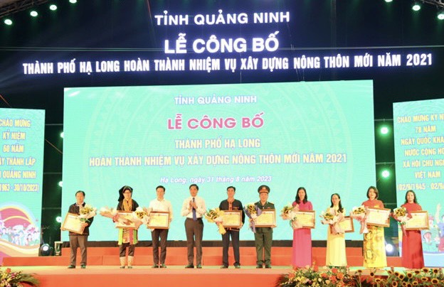 Đồng chí Vũ Văn Diện, Phó Chủ tịch UBND tỉnh trao Bằng khen của UBND tỉnh cho các tập thể có thành tích xuất sắc trong chương trình xây dựng NTM.
