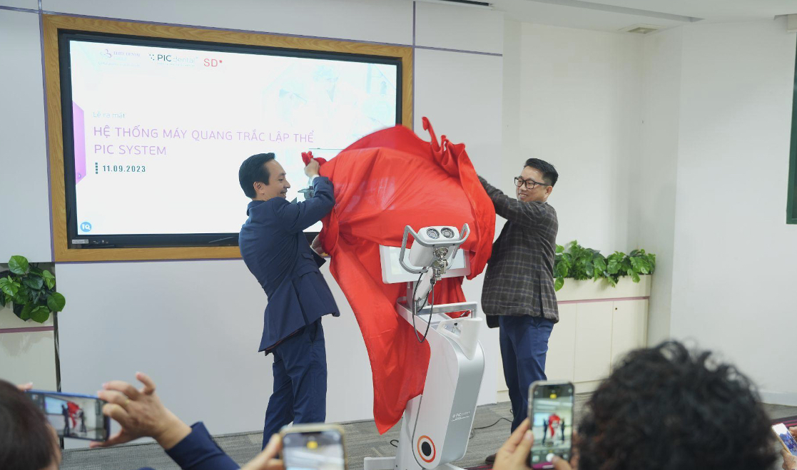 Hình ảnh: TS.BS Trần Hùng Lâm (Bìa trái) cùng anh Trương Công Phát (Bìa phải)  (Công ty TNHH thương mại SIV) trong giây phút bàn giao máy PIC System chính thức có mặt tại Elite Dental 