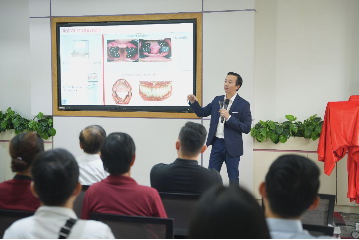  Tiến sĩ, Bác sĩ Trần Hùng Lâm - Giám đốc chuyên môn Elite Dental đang trình bày Elite sẽ ứng dụng hệ thống PIC trong quy trình điều trị Implant như thế nào mang lại lợi ích cho BS và bệnh nhân ra sao?