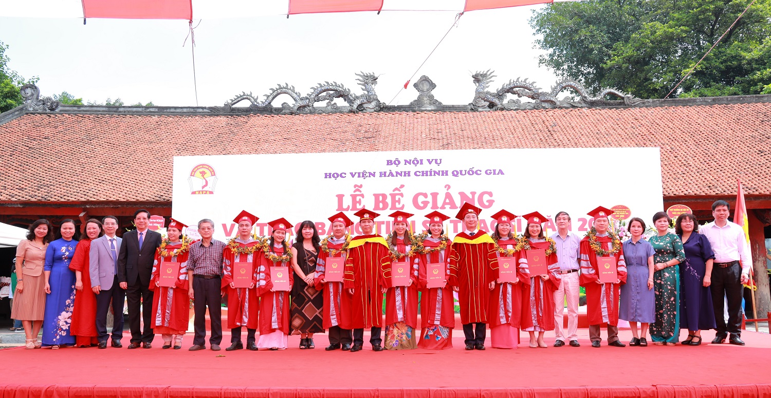 Các tân Tiến sĩ được công nhận học vị và bằng tốt nghiệp đến từ Thứ trưởng Bộ Nội vụ Triệu Văn Cường và Giám đốc Học viện Hành chính Quốc gia Nguyễn Bá Chiến.
