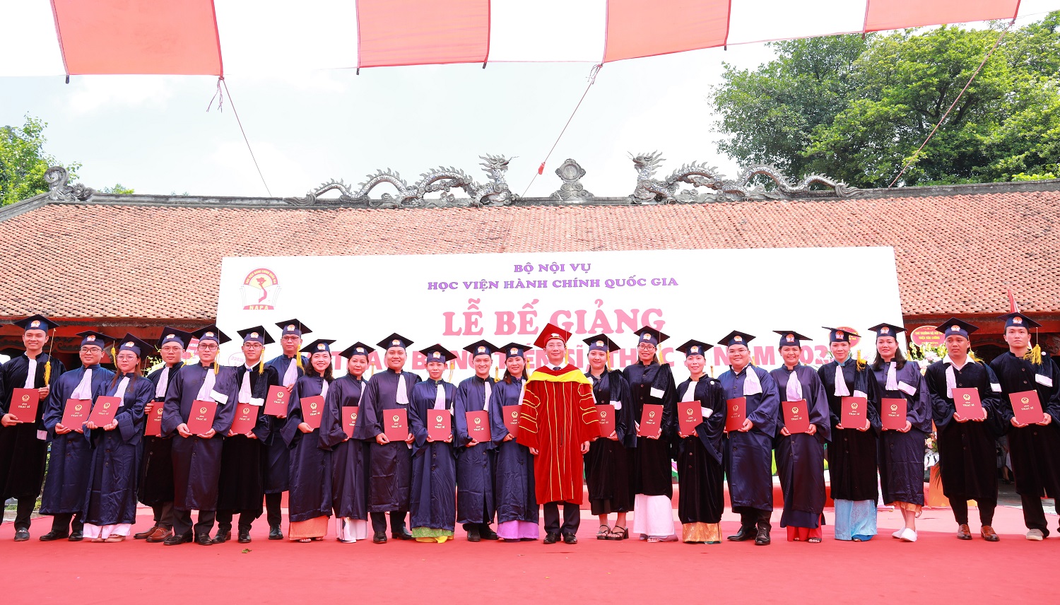 Giám đốc Học viện Hành chính Quốc gia Nguyễn Bá Chiến công nhận học vị và bằng tốt nghiệp tới các Tân Thạc sĩ.