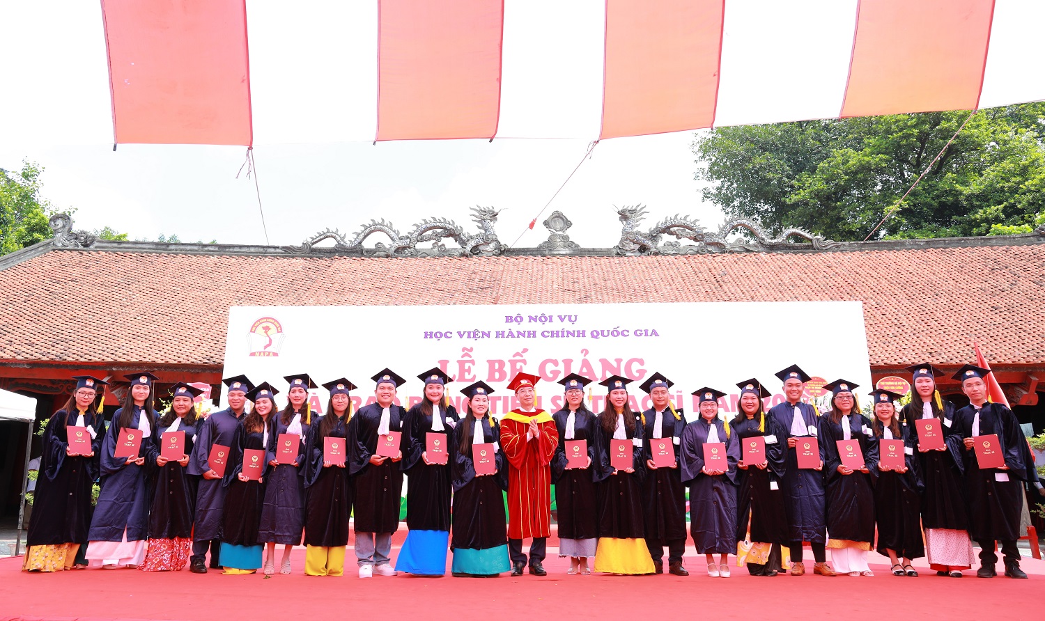PGS.TS. Lương Thanh Cường, Phó Bí thư Đảng ủy, Phó Giám đốc Học viện Hành chính Quốc gia trao bằng tốt nghiệp tới các Tân Thạc sĩ.