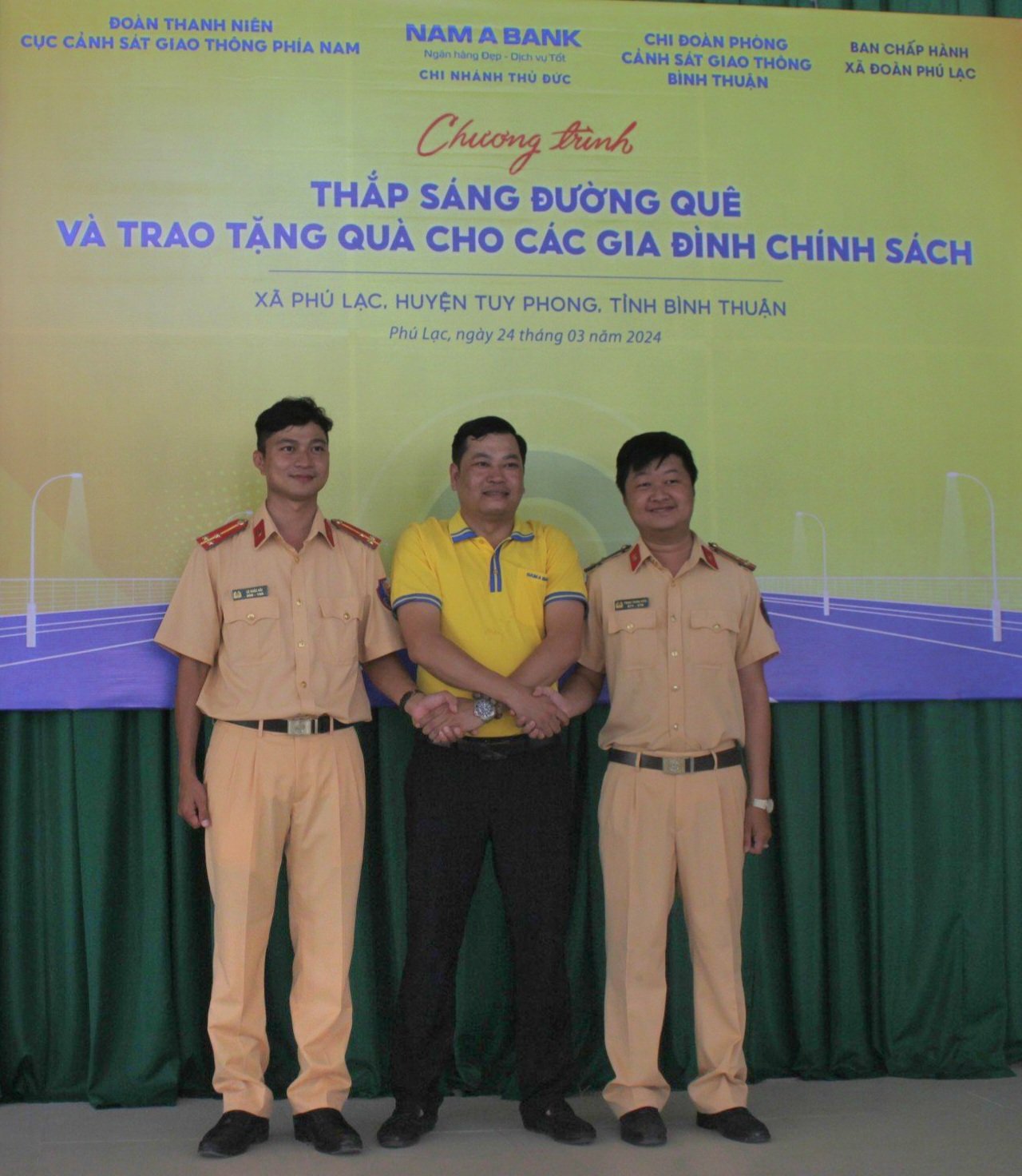 Cục CSGT phối hợp với Phòng CSGT Bình Thuận và Nam Á Bank Chi nhánh Thủ Đức trao tặng quà cho các gia đình chính sách có hoàn cảnh khó khăn trên địa bàn xã Phú Lạc