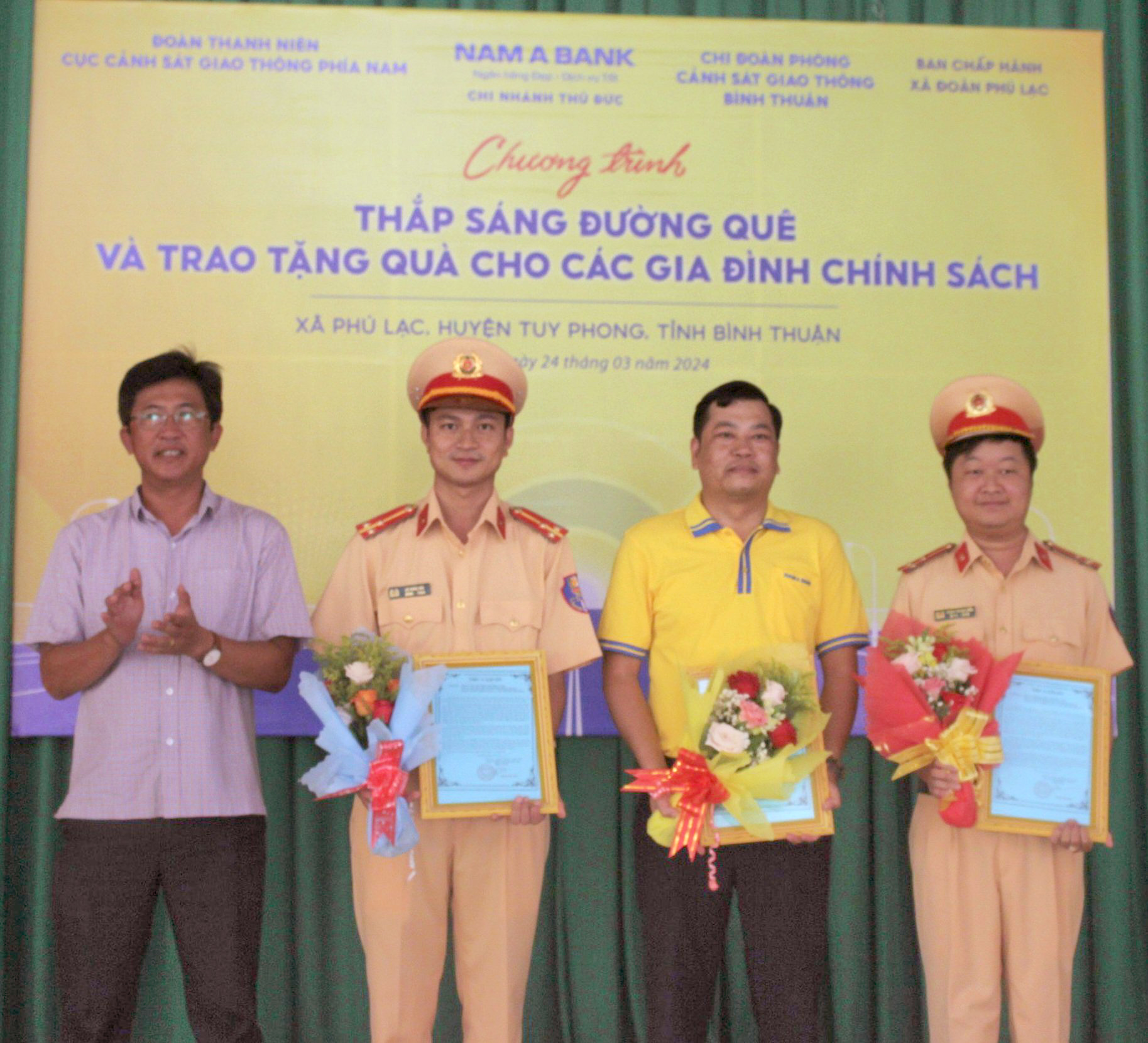 Ông Huỳnh Tấn Sinh - Chủ tịch UBND xã Phú Lạc trao thư cảm ơn của chính quyền địa phương cho các mạnh thường quân