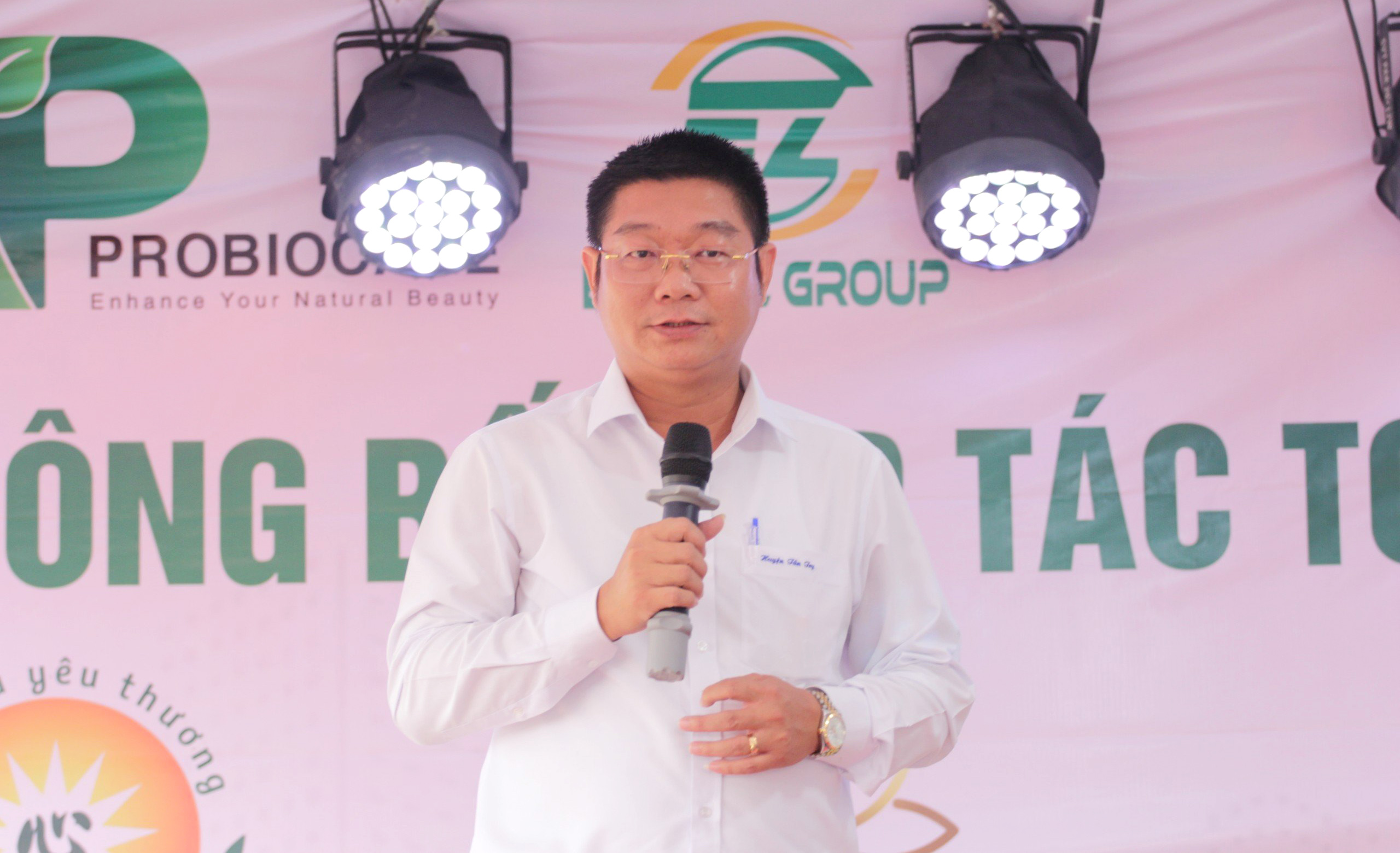 Ông Võ Trần Tuấn Thanh – Tỉnh ủy viên, Bí thư Huyện uỷ huyện Tân Trụ phát biểu chúc mừng Công ty Cổ phần Probiocare tại buổi lễ.