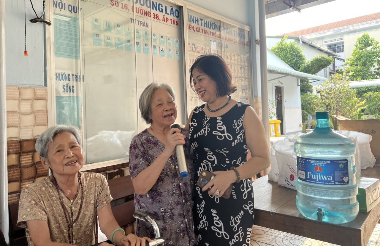 Lãnh đạo Công ty TNHH Fujiwa Việt Nam đã đến thăm hỏi, động viên và tặng quà các cụ tại cơ sở Bảo trợ xã hội Nhân Nghĩa và cơ sở bảo trợ xã hội người cao tuổi Tân Thông, huyện Củ Chi, TP. Hồ Chí Minh