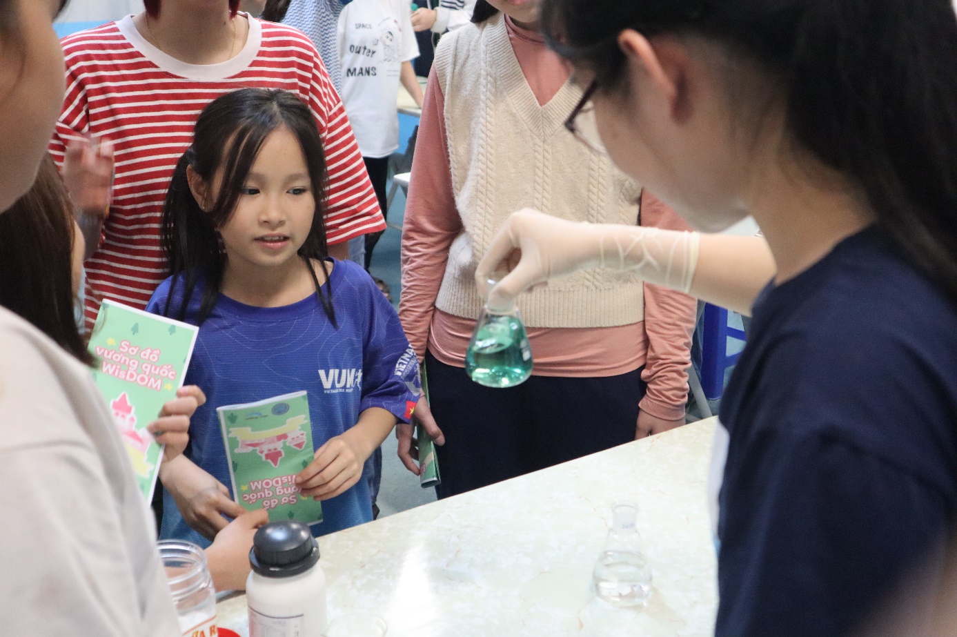 Hoạt động trải nghiệm được CLB Women in STEM thực hành tại Trung tâm Trẻ em Rồng xanh.