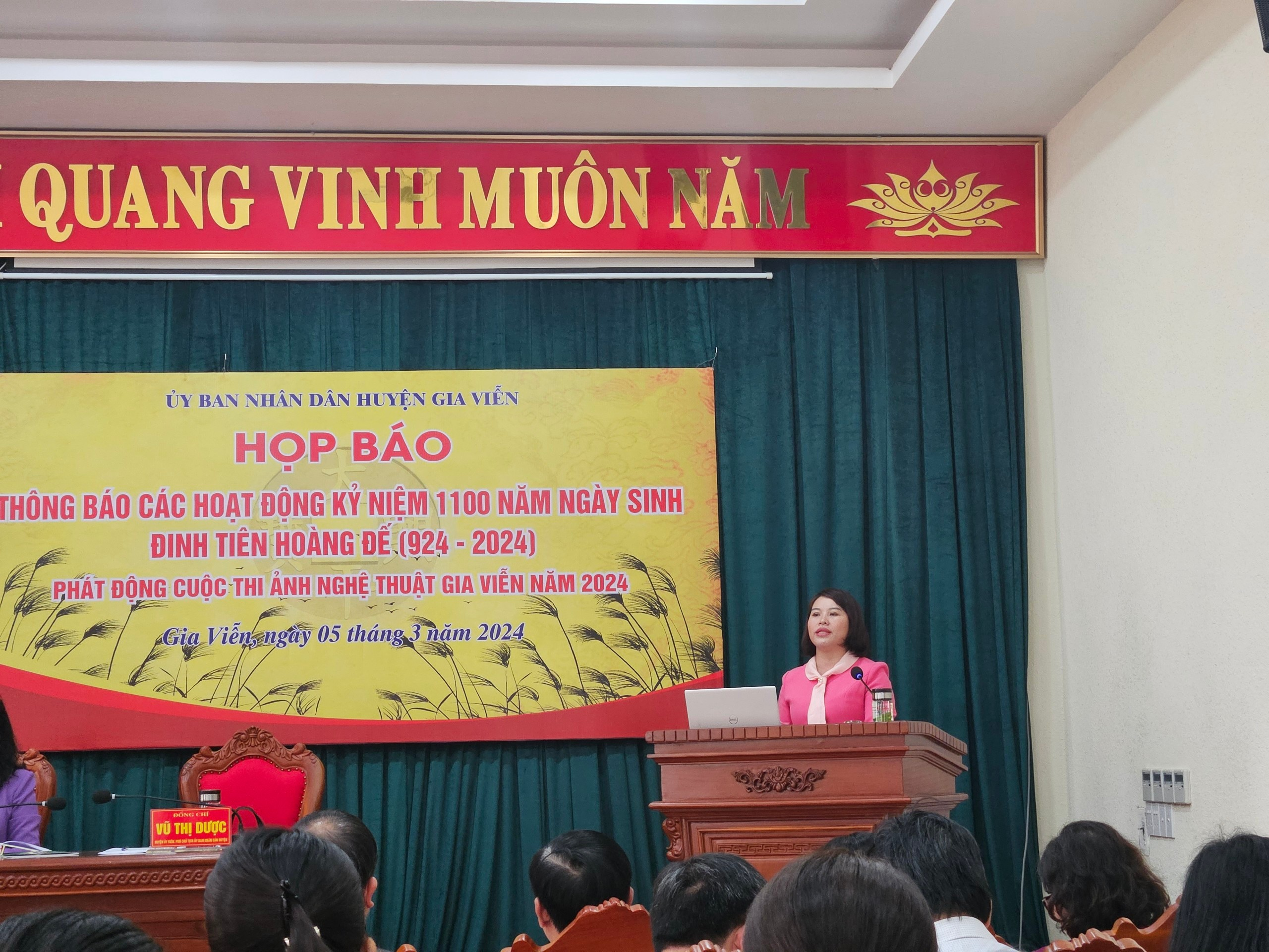 Bà Vũ Thị Dược - Phó Chủ tịch UBND huyện Gia Viễn thông tin về các hoạt động kỷ niệm 1100 năm ngày sinh Đinh Tiên Hoàng Đế (924-2024)