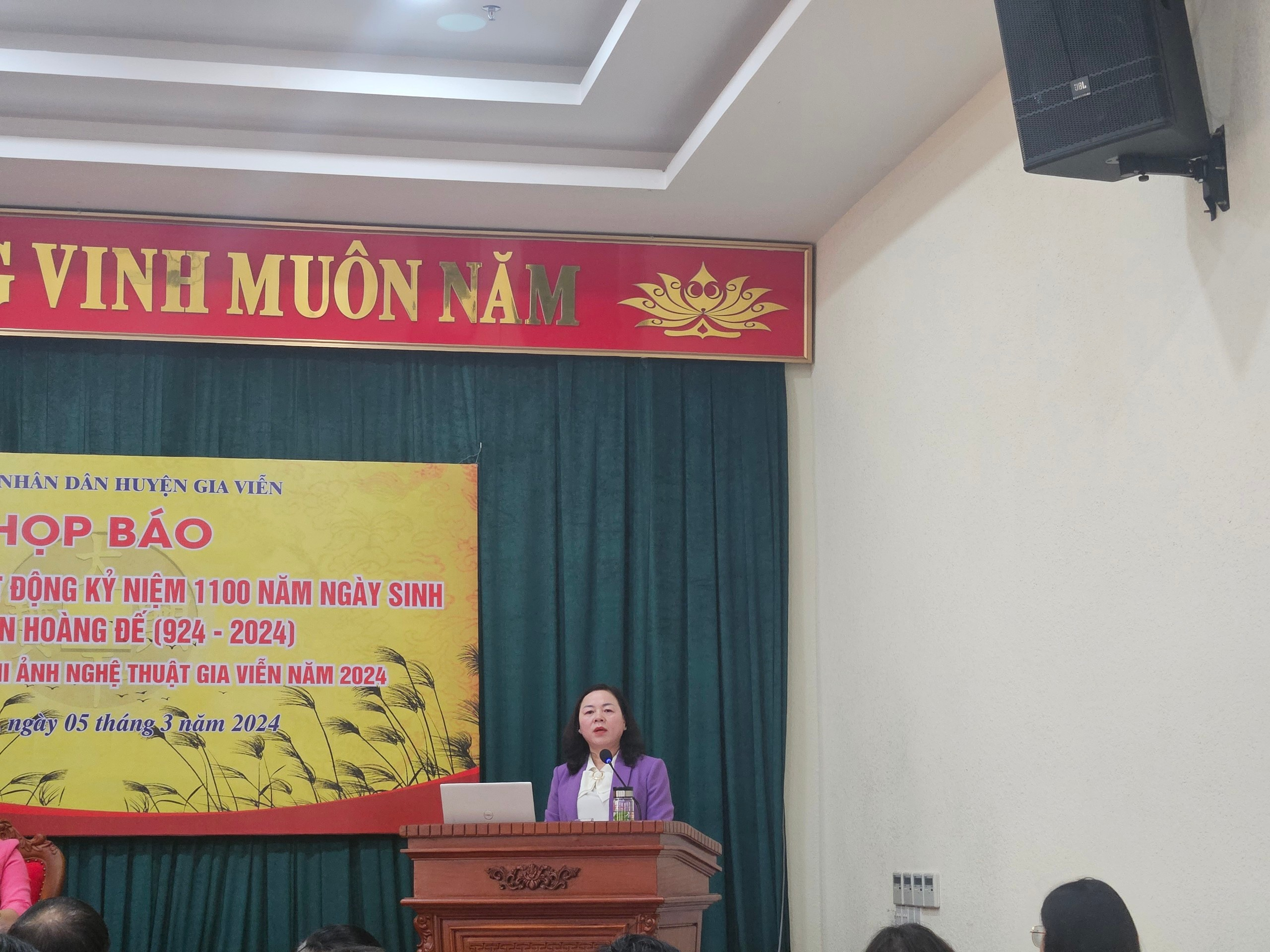 Bà Lưu Thị Huyền – Phó Bí thư thường trực Huyện ủy Gia Viễn phát biểu chỉ đạo tại buổi họp báo.