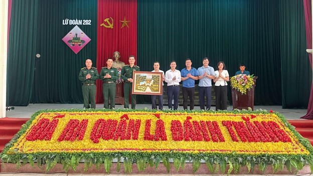 Đồng chí Trịnh Đắc Chuyên - Bí thư Đảng ủy, Chủ tịch HĐND xã Đông La cùng đoàn tặng quà lưu niêm cho đơn vị Lữ đoàn 202.