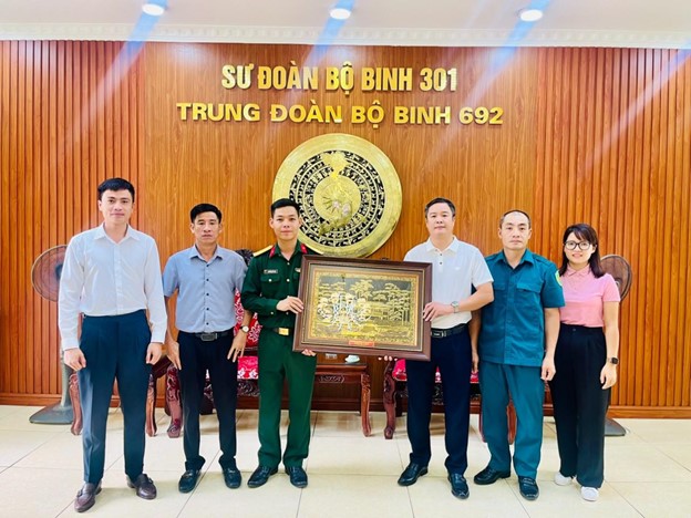 Đồng chí Nguyễn Hữu Hải Như, Phó Bí thư Thường trực Đảng ủy xã Đông La cùng đoàn tặng quà lưu niêm cho đơn vị Sư đoàn Bộ binh 301.