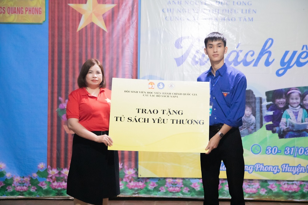 Đại diện đoàn tình nguyện viên trao tặng Tủ sách yêu thương tới Trường TH – THCS Quang Phong