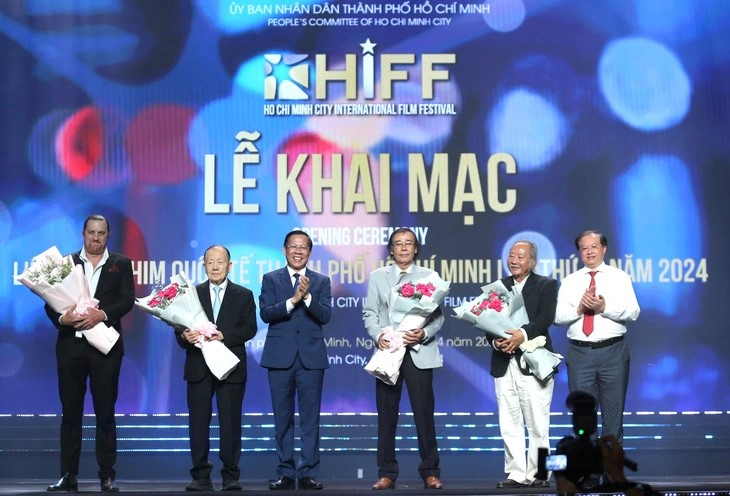 Chủ tịch UBND TP.HCM Phan Văn Mãi và Thứ trưởng Bộ VH-TT&DL Tạ Quang Đông trao hoa cho các cố vấn LHP Quốc tế TP.HCM.