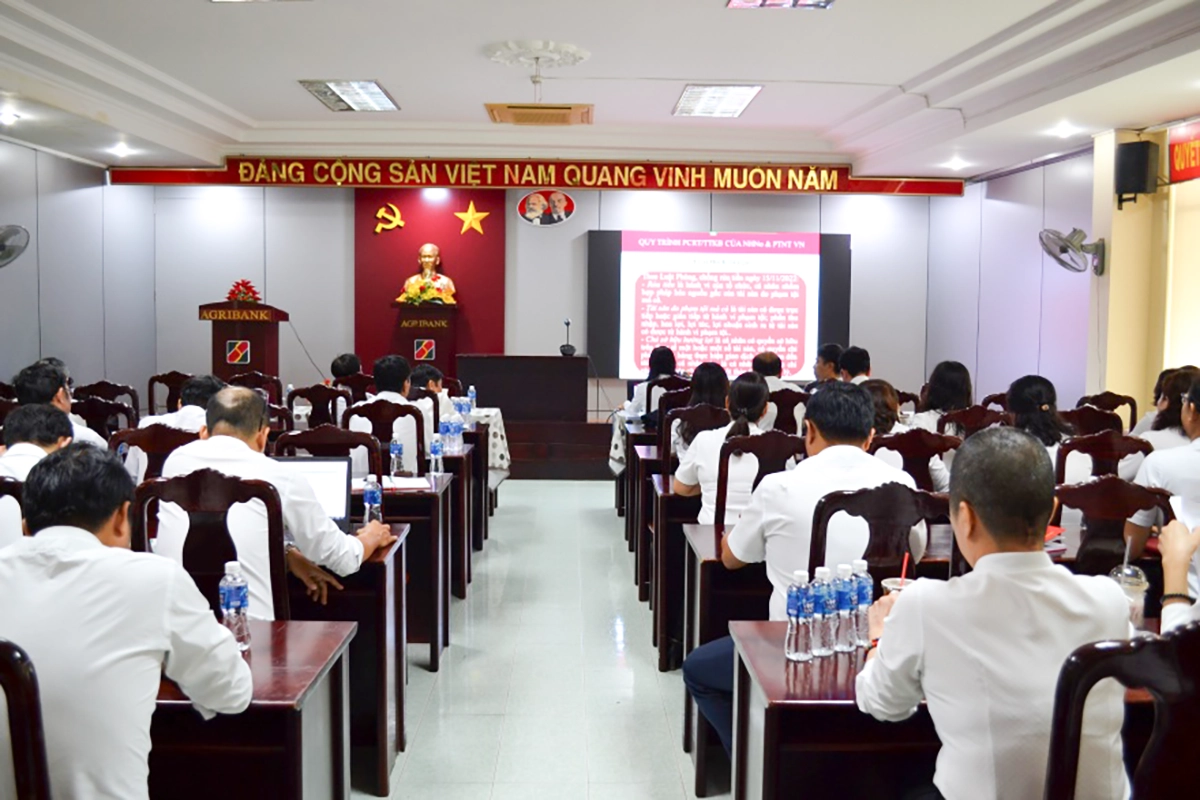 Quang cảnh hội nghị tập huấn chuyên đề kiểm tra, kiểm soát tại hội trường Agribank Bình Thuận