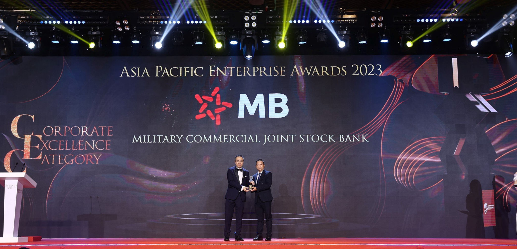 Ông Hoàng Thanh Tùng – Phó Giám đốc Trung tâm LCC miền Nam đại diện ngân hàng MB nhận giải thưởng