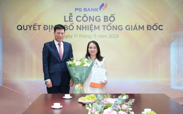 Ông Phạm Mạnh Thắng - Chủ tịch Hội đồng quản trị PGBank trao quyết định bổ nhiệm chức danh Tổng Giám đốc cho bà Đinh Thị Huyền Thanh.