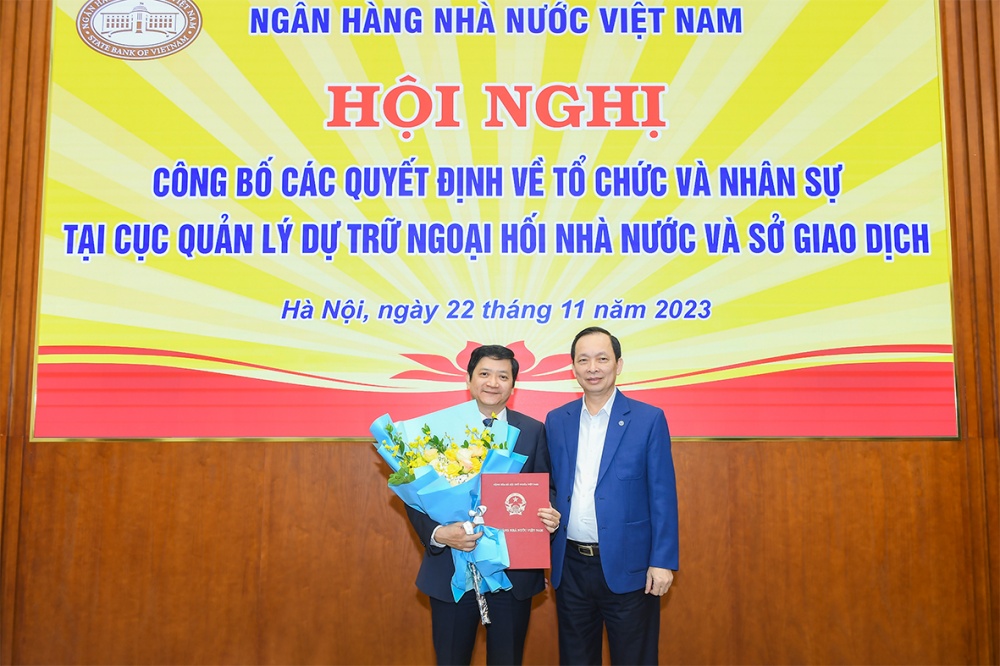 Phó Thống đốc Thường trực NHNN Đào Minh Tú trao Quyết định cho đ/c Nguyễn Vân Anh