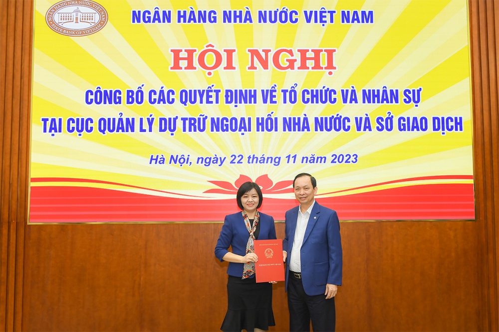Phó Thống đốc Thường trực NHNN Đào Minh Tú trao Quyết định cho đ/c Dương Thị Thanh Bình