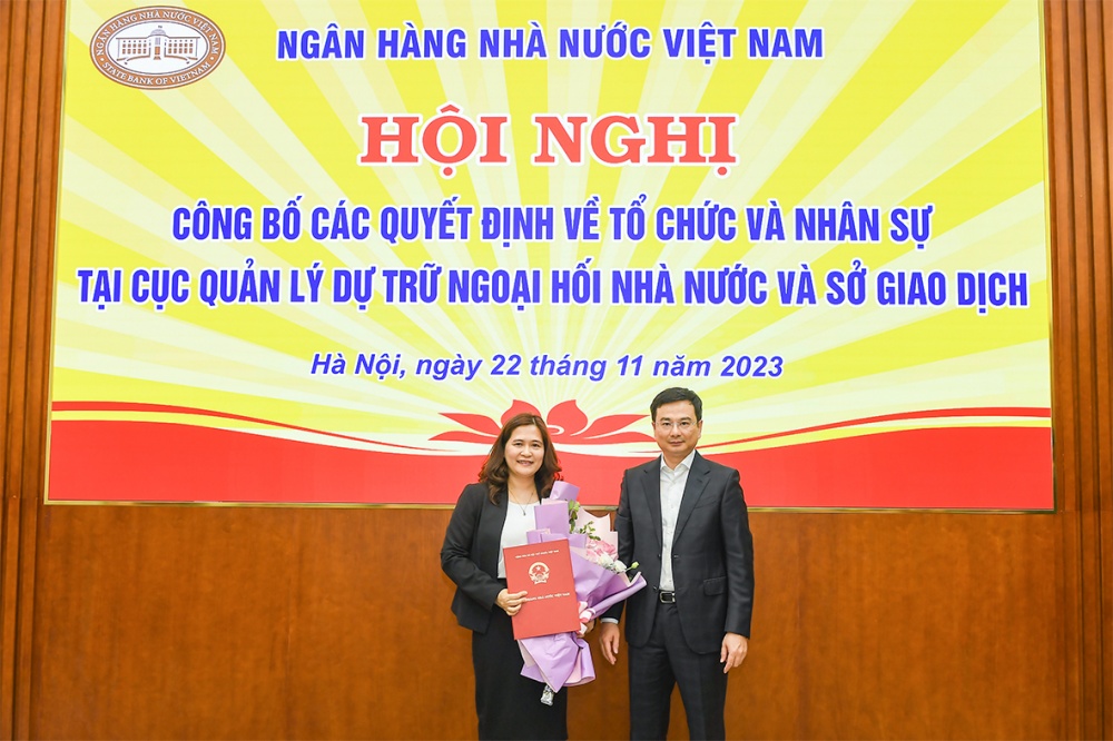Phó Thống đốc NHNN Phạm Thanh Hà trao Quyết định cho đ/c Trịnh Thị Hồng Lê và Lữ Thị Thu Hiền