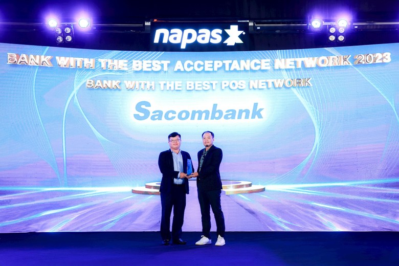 Đại diện Sacombank, ông Phạm Đức Duy – Giám đốc Trung tâm Quản lý và Phát triển kinh doanh Cá nhân (bên trái) nhận giải thưởng từ NAPAS.