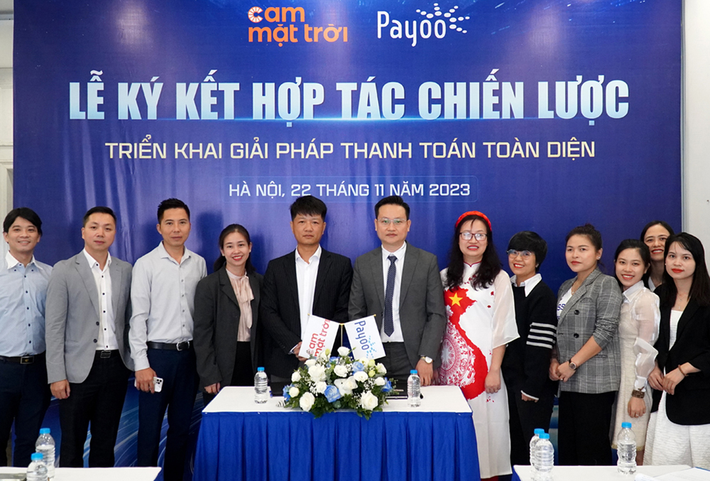 Đại diện Payoo và Công ty Cổ phần Cam Mặt Trời thực hiện nghi thức ký kết hợp tác