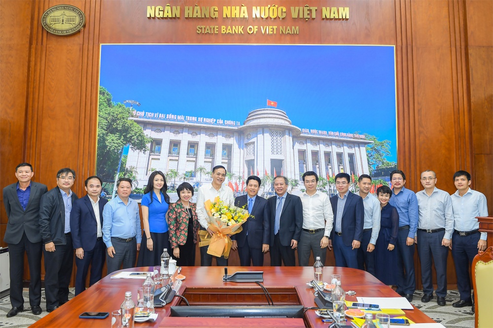 Phó Thống đốc Phạm Tiến Dũng và các đại biểu dự Hội nghị chụp ảnh lưu niệm tại buổi gặp mặt Đ/c Nguyễn Tiến Đông