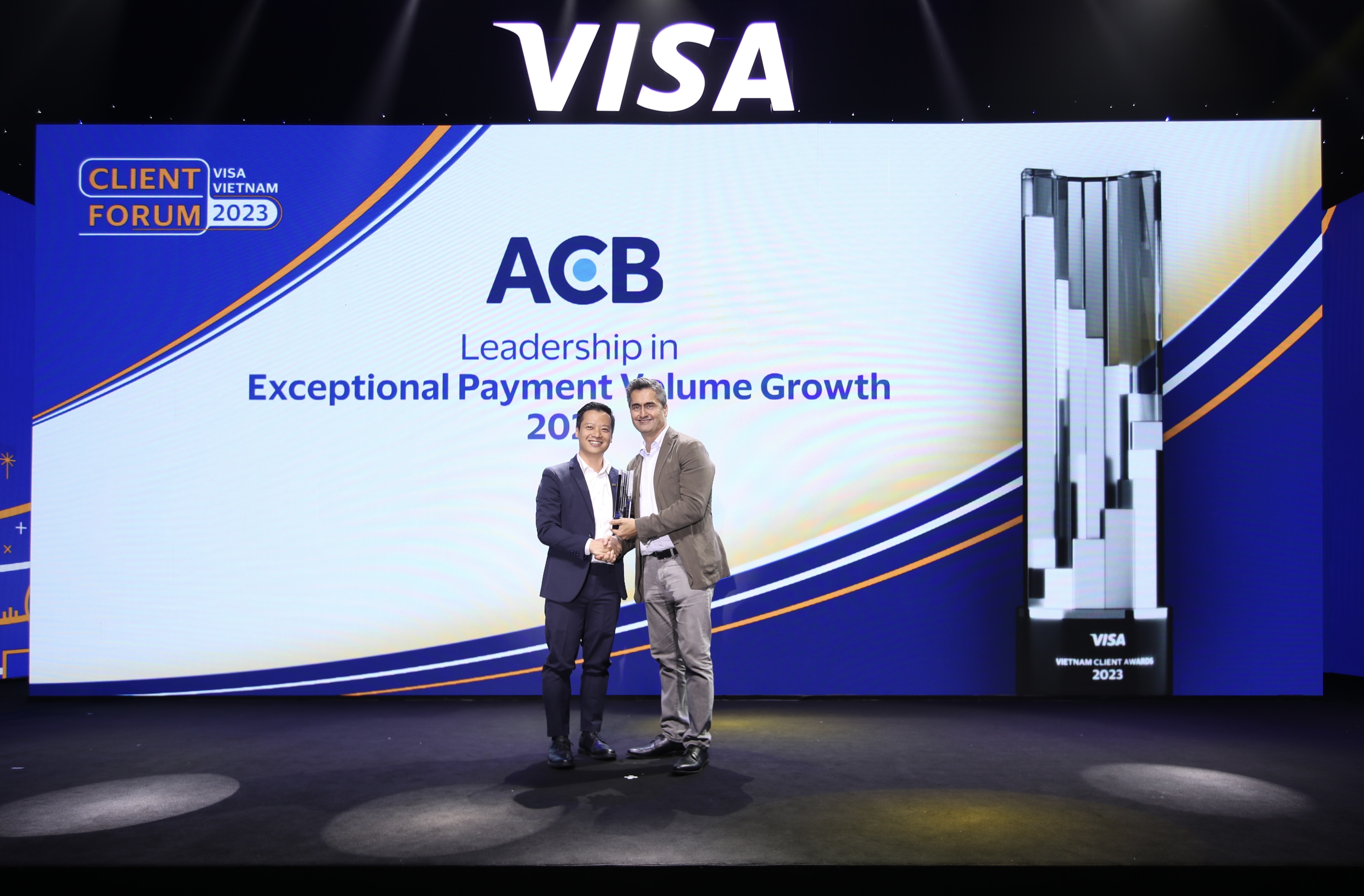 Ông Nguyễn Tâm Khoa, Phó Giám Đốc Khối Khách hàng Cá nhân kiêm Giám đốc Trung Tâm Giải Pháp Thanh Toán của ngân hàng ACB nhận giải thưởng từ đại diện Visa.