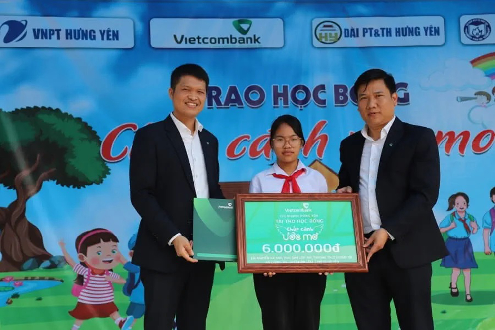 Vietcombank tặng học bổng