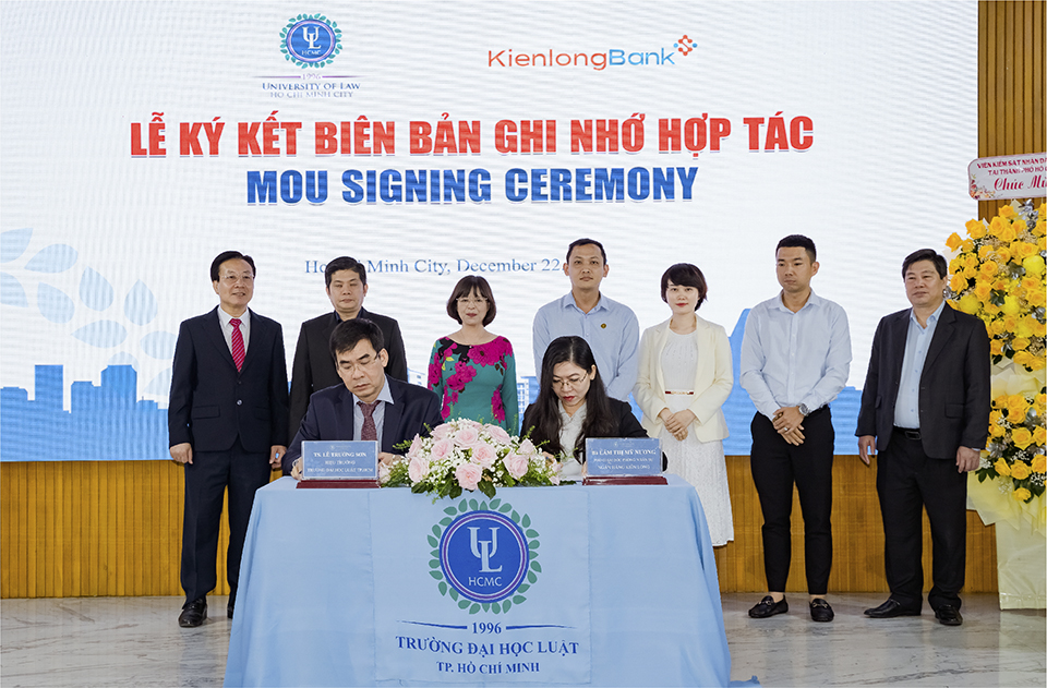 Bà Lâm Thị Mỹ Nương – Phó Giám đốc Nhân sự và Tiến sĩ Lê Trường Sơn - Hiệu trưởng trường Đại học Luật Thành phố Hồ Chí Minh thực hiện nghi thức ký kết.