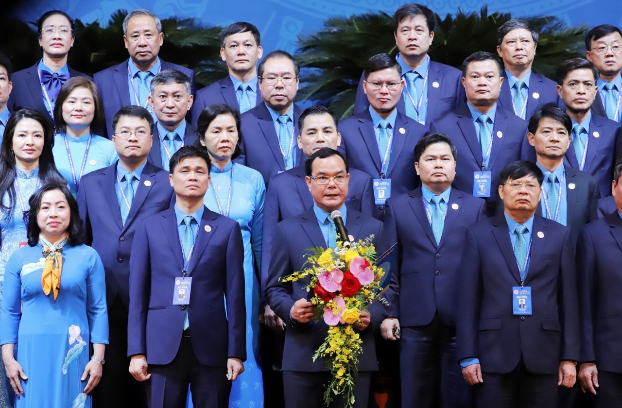 Chủ tịch Tổng LĐLĐVN Nguyễn Đình Khang thay mặt Ban Chấp hành Tổng LĐLĐVN khóa XIII phát biểu nhận nhiệm vụ