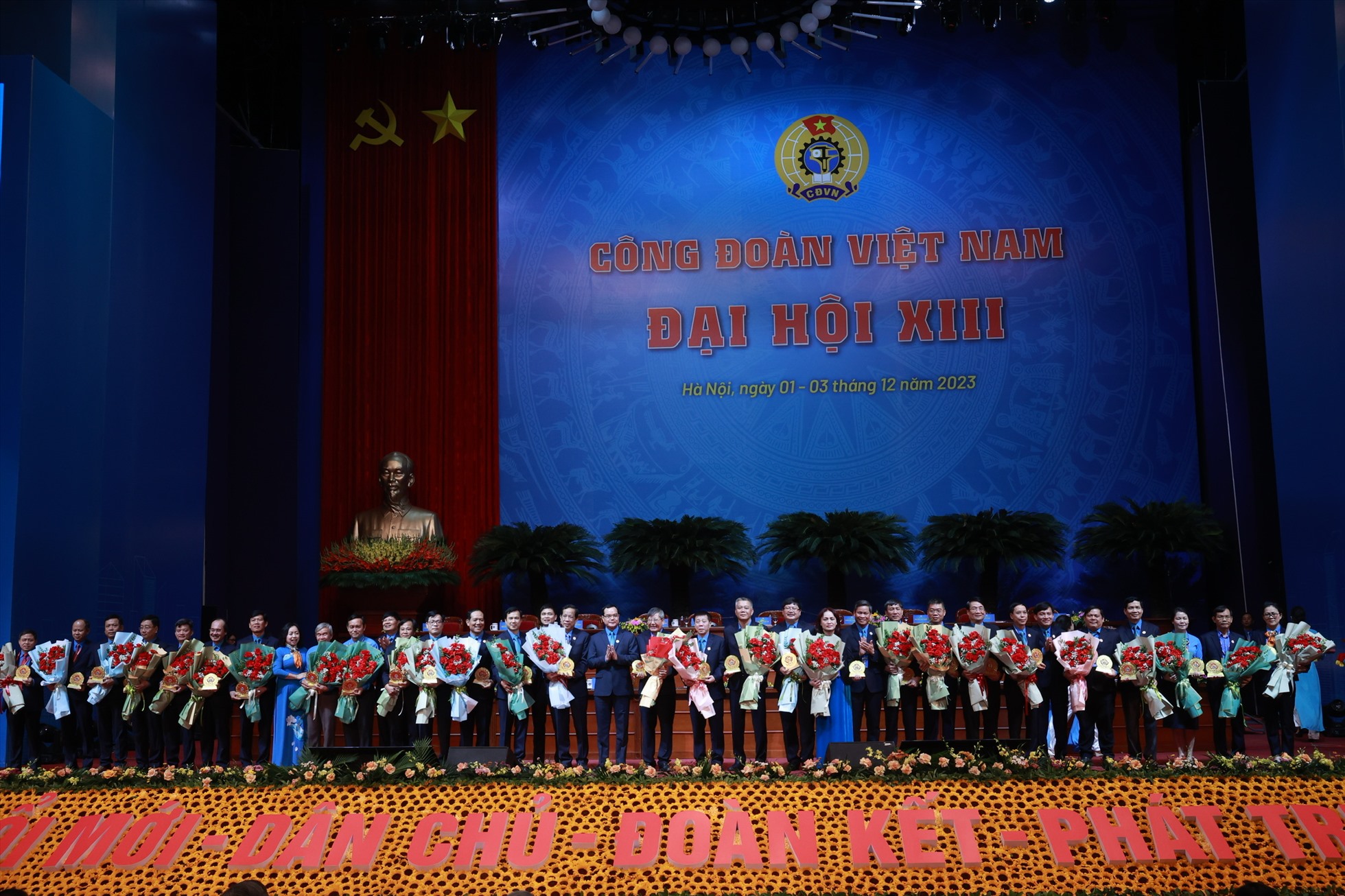 Đại hội chia tay, trân trọng cảm ơn đóng góp của các đồng chí Ủy viên Ban Chấp hành, Ủy viên Ủy ban Kiểm tra Tổng LĐLĐ Việt Nam khóa XII cho phong trào công nhân và tổ chức Công đoàn