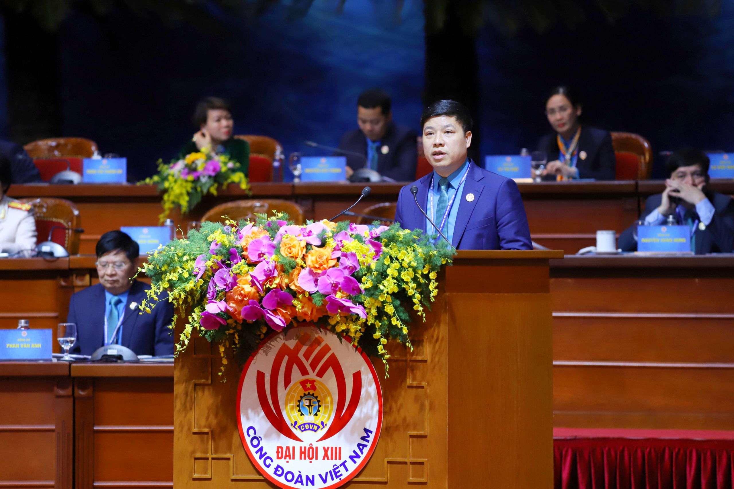 Đ/c Trần Hồng Quang - Ủy viên BTV Công đoàn NHVN, Chủ tịch Công đoàn Vietcombank tham luận "Vai trò của tổ chức Công đoàn trong xây dựng văn hóa doanh nghiệp" tại Đại hội