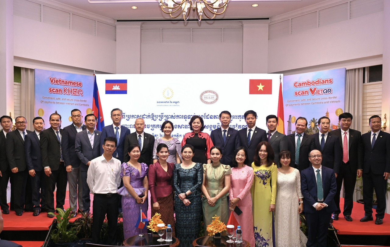 Các đại biểu tại Lễ công bố chính thức sự kiện kết nối thanh toán bán lẻ song phương sử dụng mã QR Việt Nam – Campuchia
