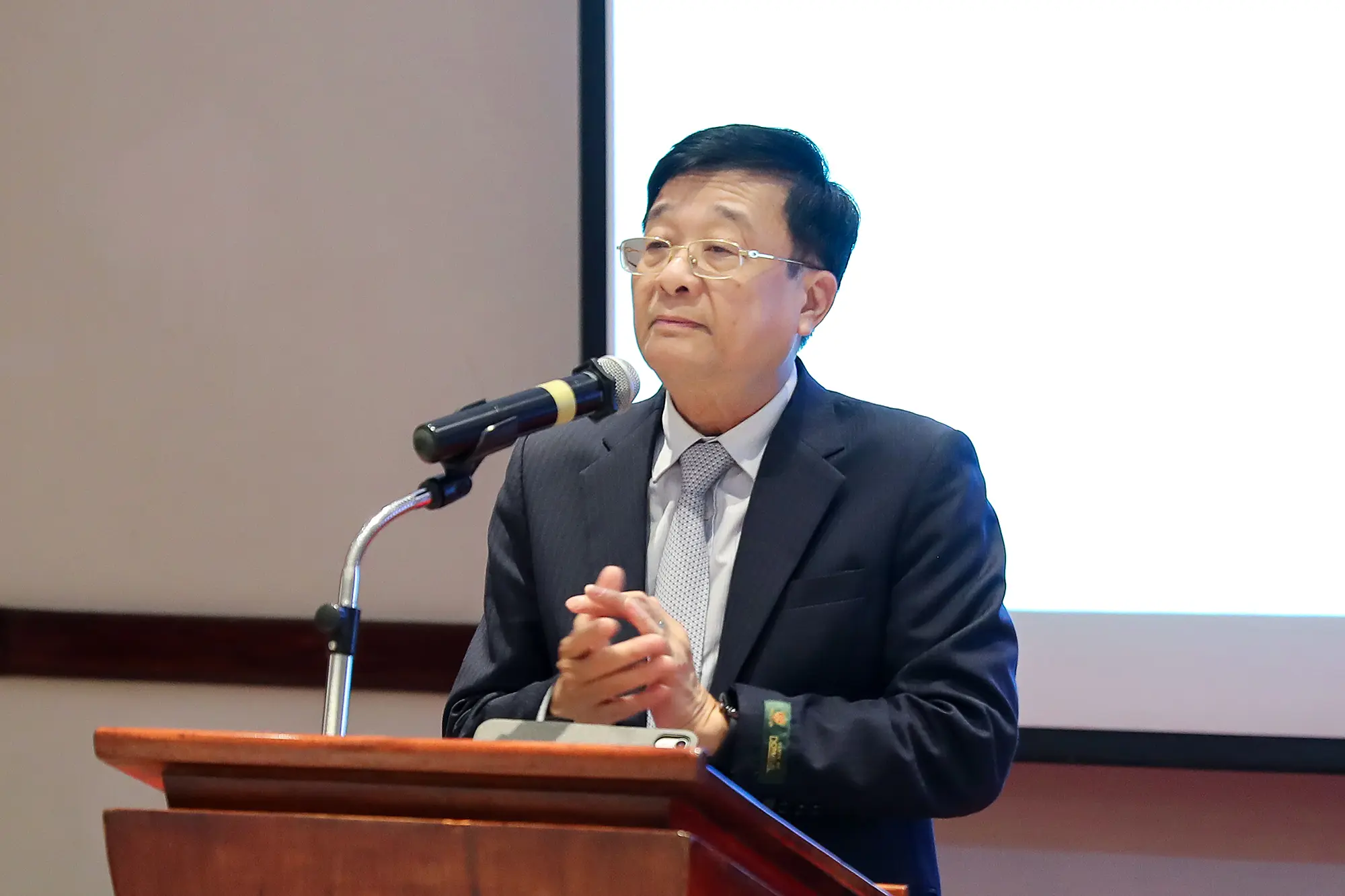 TS.Nguyễn Quốc Hùng - Phó Chủ tịch kiêm Tổng Thư ký Hiệp hội Ngân hàng Việt Nam phát biểu tại hội nghị