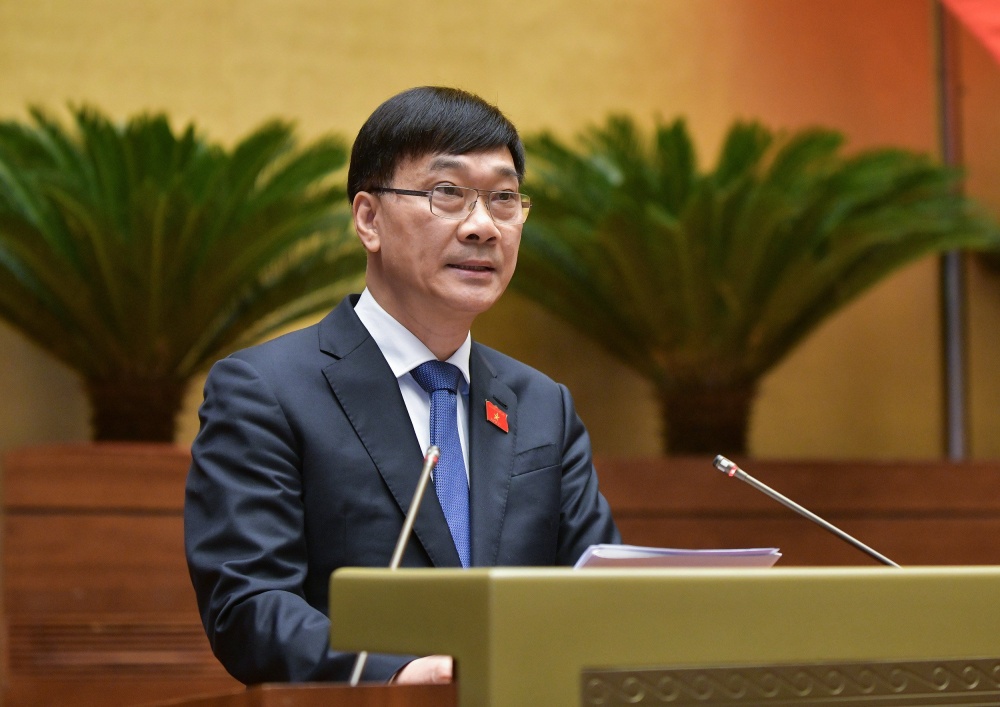 Chủ nhiệm Ủy ban Kinh tế của Quốc hội Vũ Hồng Thanh báo cáo trước Quốc hội